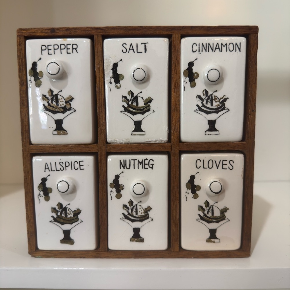 Antique Sundae themed spice rack featuring ceramic